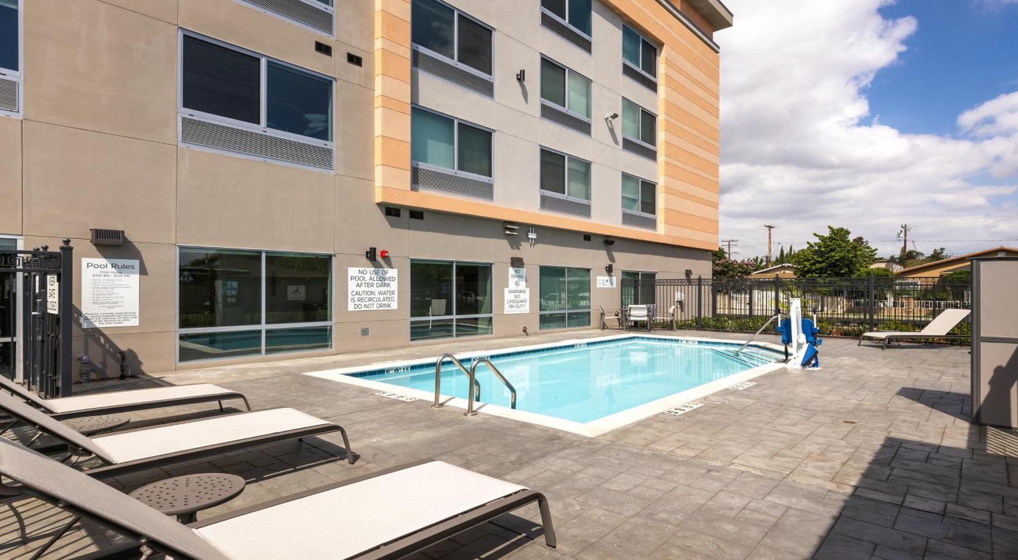 Holiday Inn Express & Suites - Hawaiian Gardens By Ihg Екстериор снимка