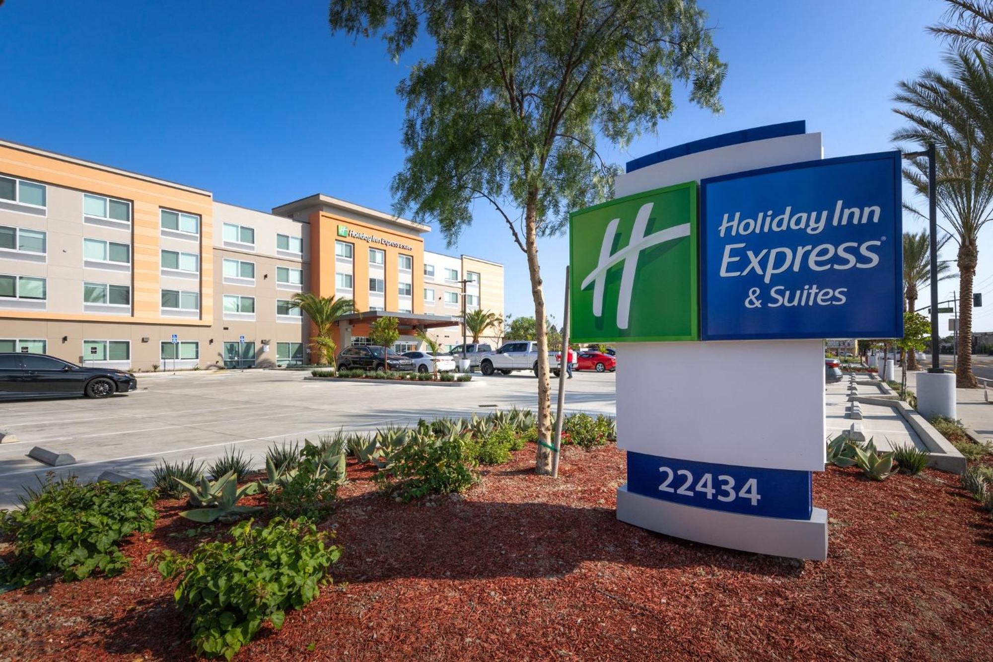 Holiday Inn Express & Suites - Hawaiian Gardens By Ihg Екстериор снимка