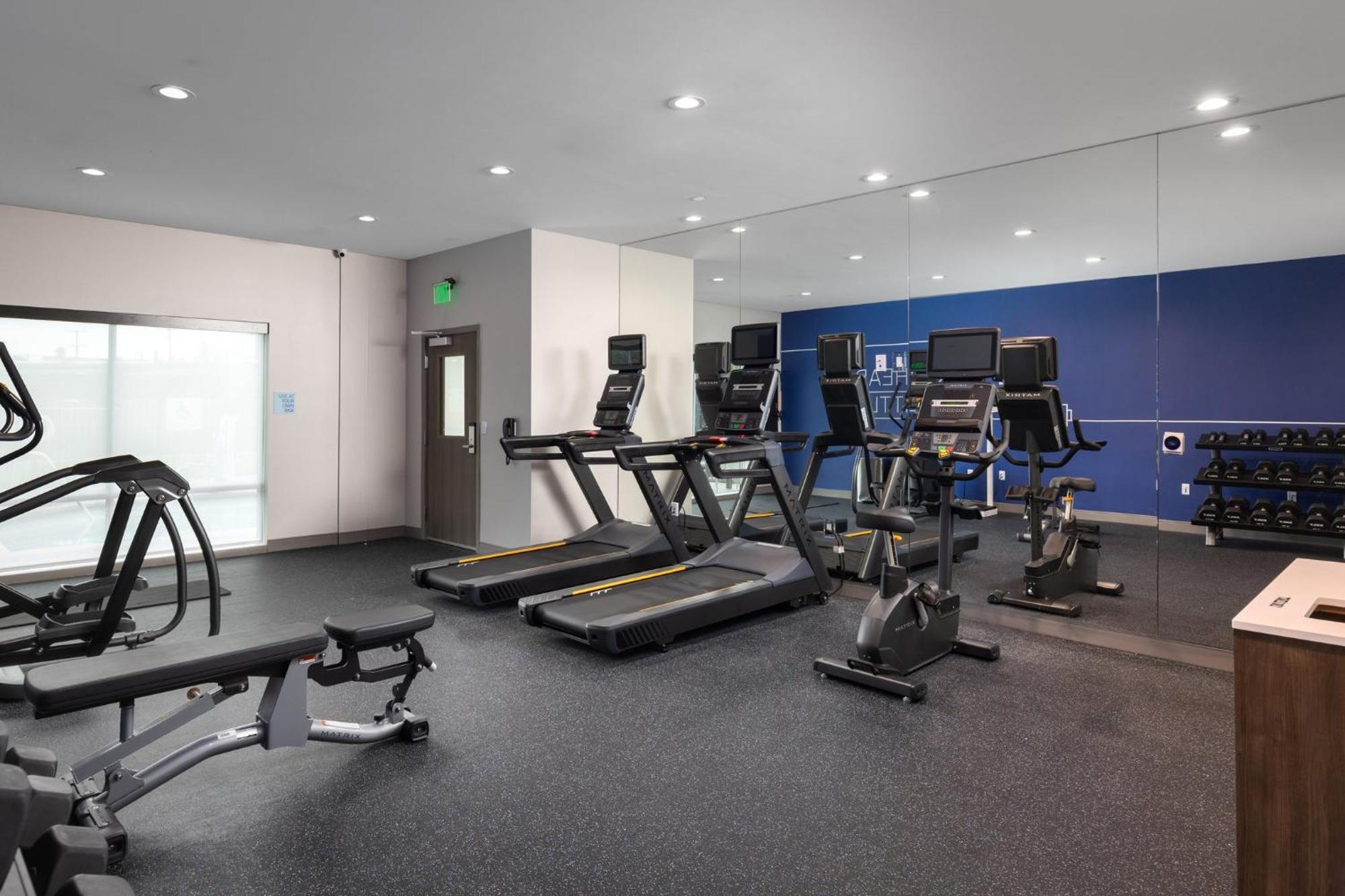 Holiday Inn Express & Suites - Hawaiian Gardens By Ihg Екстериор снимка