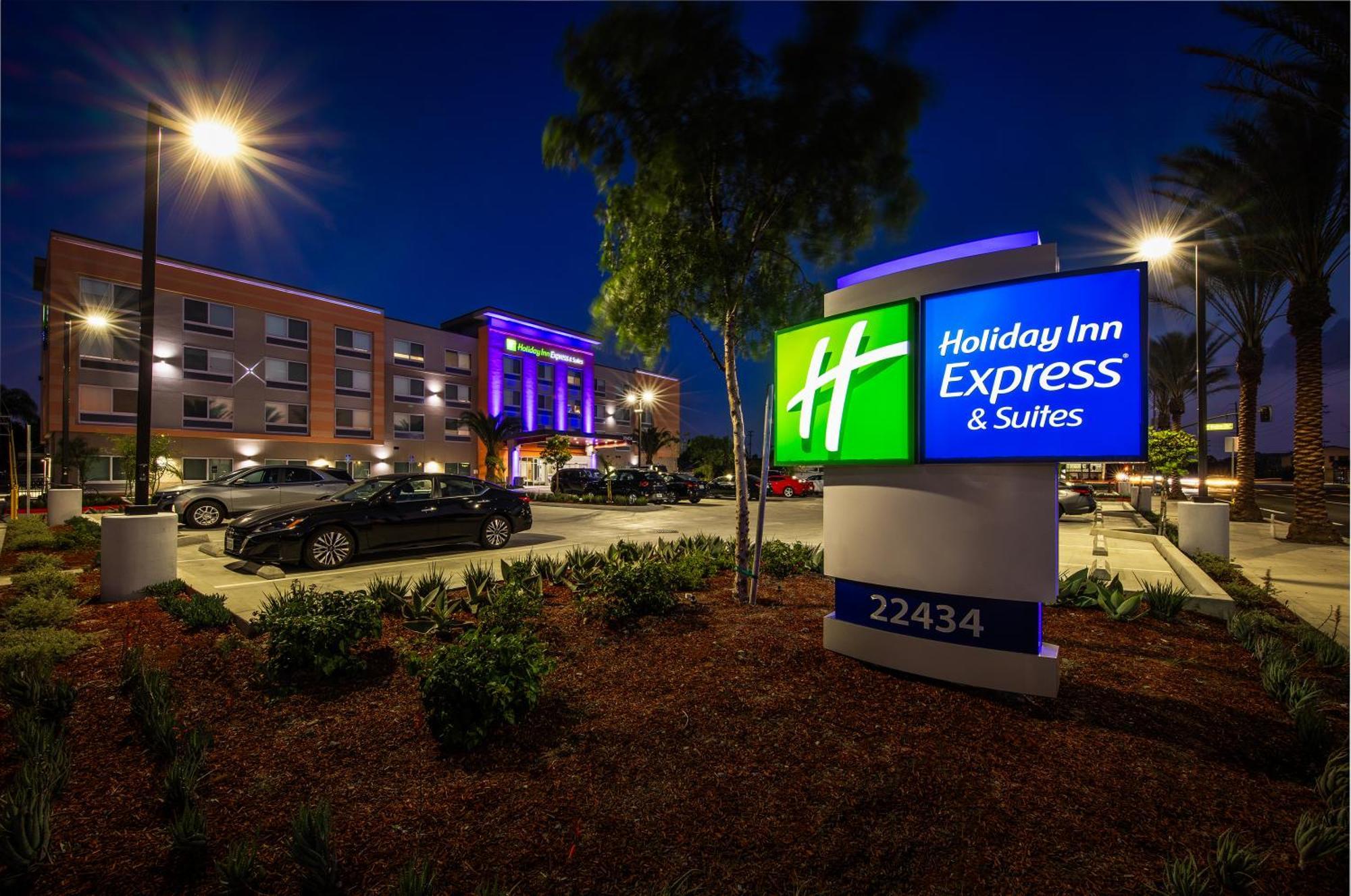 Holiday Inn Express & Suites - Hawaiian Gardens By Ihg Екстериор снимка