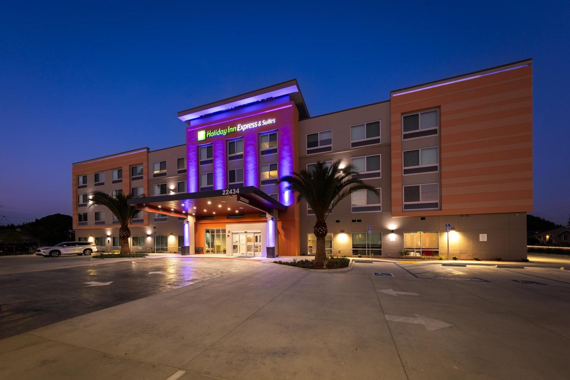 Holiday Inn Express & Suites - Hawaiian Gardens By Ihg Екстериор снимка