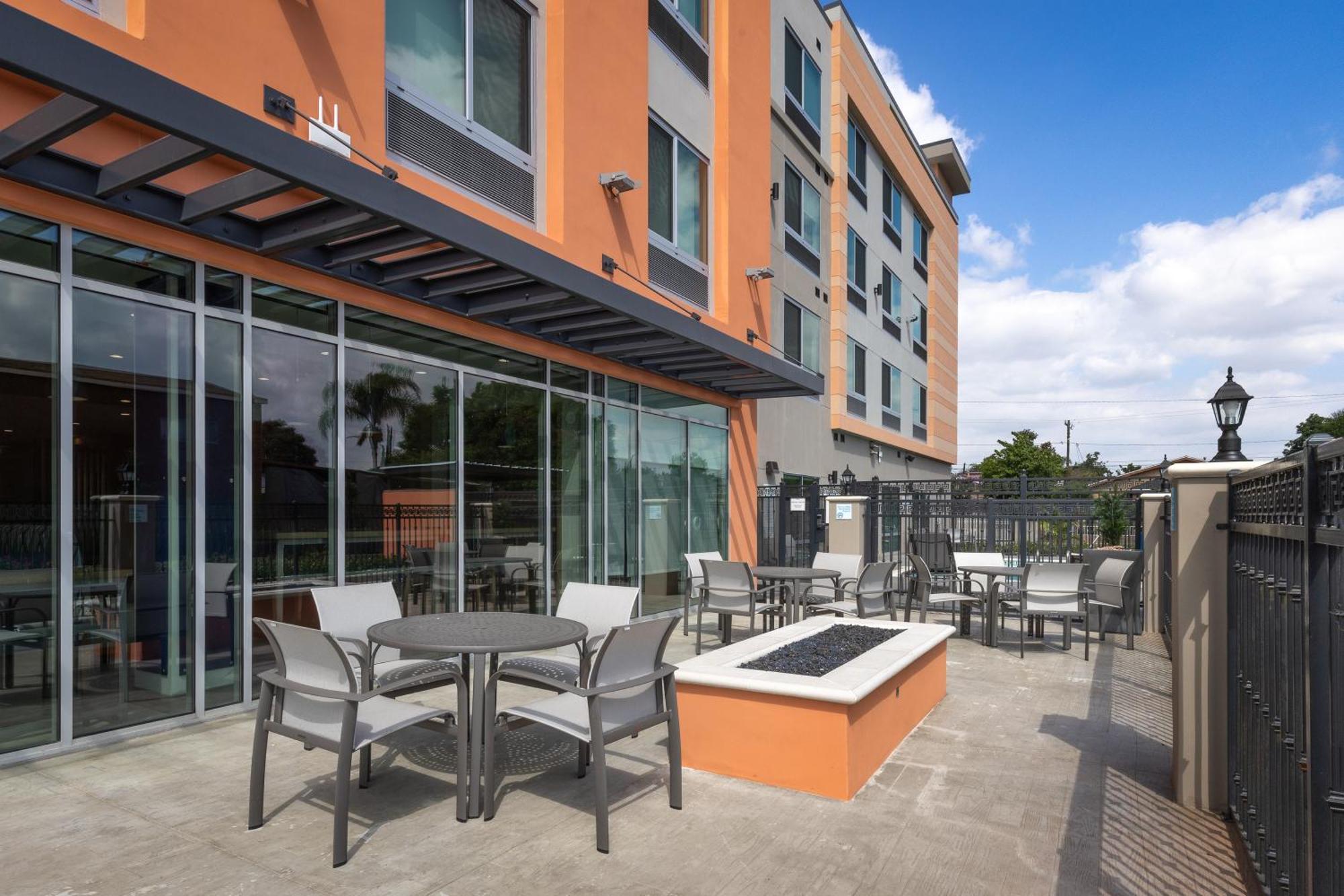 Holiday Inn Express & Suites - Hawaiian Gardens By Ihg Екстериор снимка